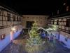 Hof mit Wiehnachtsbaum und  Pavillions