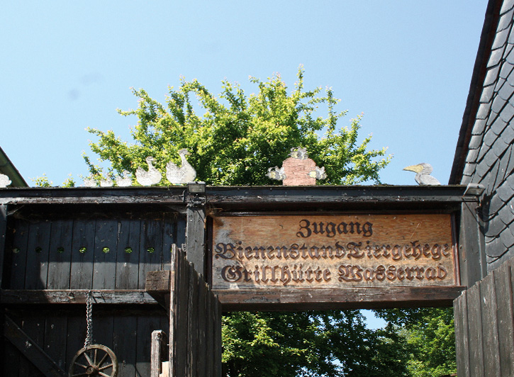 Außengelände Wetzelmühle - Eingangstor